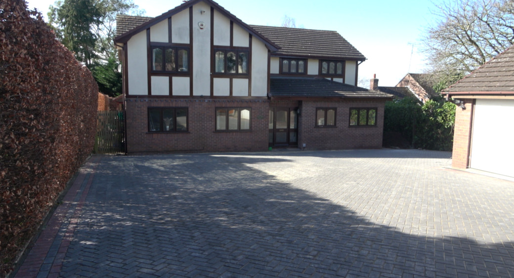 New block paved parking area and gravelled driveway laid 2022.